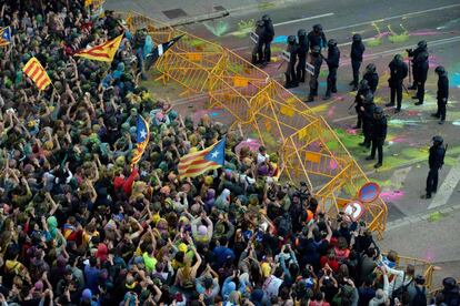 Manifestants i mossos separats per un cordó policial aquest dilluns a Girona.