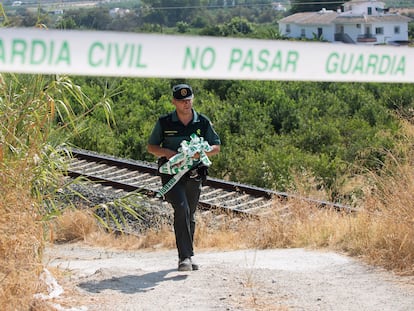 Un guardia civil en las inmediaciones de la zona de la vía del tren donde había aparecido el cuerpo sin vida de la niña, Lucía Vivar, en julio de 2017.