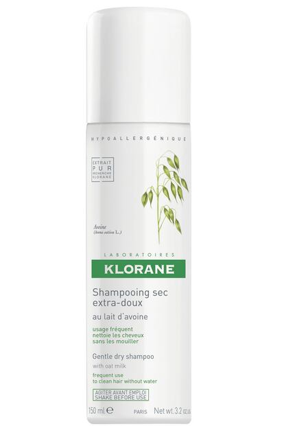 El champú seco es un gran recurso para un "lavado" de emergencia cuando no ha dado tiempo a pasar por el agua en condiciones. Y lo entrecomillamos con motivo: no es que lave exactamente, sino que seca la grasa que se produce en el cuero cabelludo cuando se empieza a ensuciar, y devuelve el brillo y la soltura al pelo. Uno de los preferidos por las celebrities y gente de a pie es el de Klorane, todo un clásico. Se vaporiza en las raíces y absorbe el exceso de sebo; después hay que cepillar. Los resultados son sorprendentes.
