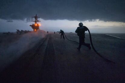 Maniobras en el portaaviones estadounidense <i>Carl Vinson</i>, ayer en el mar Arábigo.