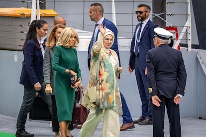 Brigitte Macron (izquierda), esposa del presidente francés, y Emine Erdogan (derecha), esposa del presidente turco, llegando este miércoles a un barco del canal Spido en el río Maas, en Róterdam.