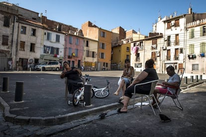 Cuatro vecinos reunidos en una plaza del barrio de Saint Jacques, en la ciudad francesa de Perpiñán.