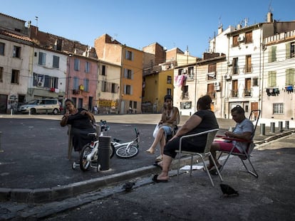 Cuatro vecinos reunidos en una plaza del barrio de Saint Jacques, en la ciudad francesa de Perpiñán.