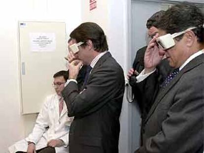 José María Aznar y Federico Trillo examinan los nuevos equipos del Centro de Astrobiología.