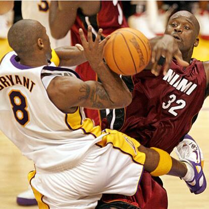 Shaquille O'Neal bloquea un intento de pase de Kobe Bryant.