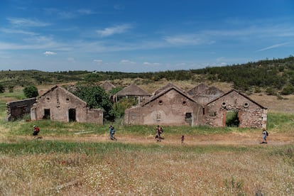 Excursionistas por el monumento natural Cerro del Hierro, dentro del parque natural de la Sierra Norte de Sevilla.