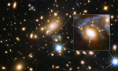 Grupo de galaxias MACS J1149+2223, a 5.000 millones de años luz de distancia de la Tierra, con la supernova del fondo multiplicada por cuatro por el efecto de lente gravitacional, fotografiada por el `Hubble´.