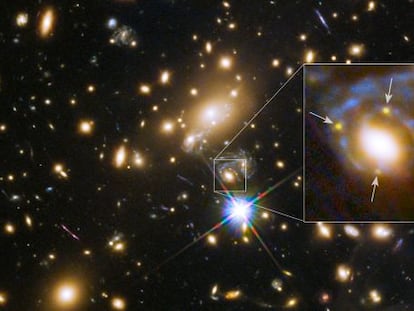 Grupo de galaxias MACS J1149+2223, a 5.000 millones de años luz de distancia de la Tierra, con la supernova del fondo multiplicada por cuatro por el efecto de lente gravitacional, fotografiada por el `Hubble´.