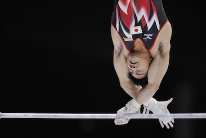 Japón es una gran potencia de este deporte. Antes que el gran Uchimura compitió Koji Yamamuro, aquí durante su ejercicio de barra.