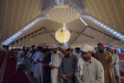 Musulmanes pakistaníes oran en el primer día del Ramadán en la gran mezquita Faisal de Islamabad.