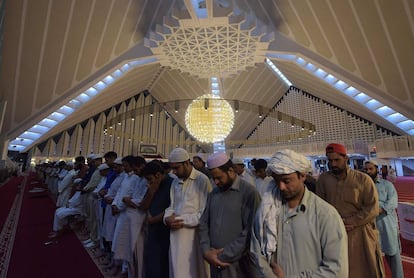 Musulmanes pakistan&iacute;es oran en el primer d&iacute;a del Ramad&aacute;n en la gran mezquita Faisal de Islamabad.