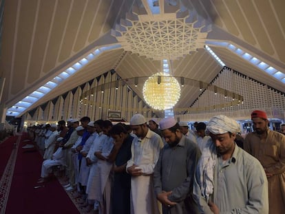 Musulmanes pakistan&iacute;es oran en el primer d&iacute;a del Ramad&aacute;n en la gran mezquita Faisal de Islamabad.
