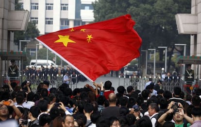 Manifestantes chinos protestan frente a las oficinas de las autoridades en Ningbo contra la ampliación de unas instalaciones químicas.