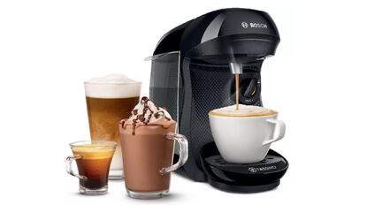 A la venta en color negro, esta cafetera multibebida de Bosch presenta un indicado de desincrustación.