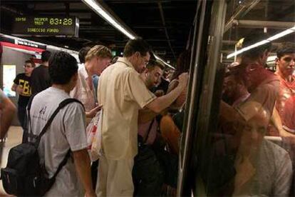 Los pasajeros se agolpan auer por la tarde en la estación de Catalunya.
