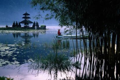 El templo de Ul&uacute;n Danu en el lago Brat&aacute;n (isla de Bali, Indonesia)