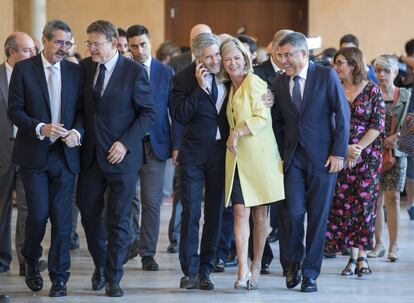 El ministro Fernando Grande-Marlaska saluda a la consejera de Justicia, Gabriela Bravo. Al lado, el presidente Ximo Puig y el director general de Emergencias, José Maria Ángel.