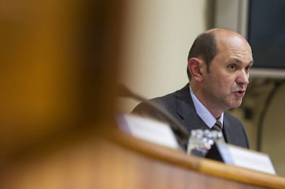 Rafael Louzán, durante una comparecencia en el Parlamento gallego en 2014.