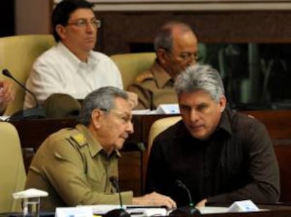 Fotografía cedida por la Agencia Cubana de Noticias (AIN) que muestra al presidente cubano, Raúl Castro (i), mientras habla con el primer vicepresidente Miguel Díaz-Canel (d), durante una sesión extraordinaria del Parlamento, en La Habana (Cuba). EFe