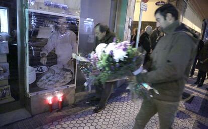 Ofrenda floral celebrada en San Sebastián en el aniversario del asesinato de Ramón Díaz.