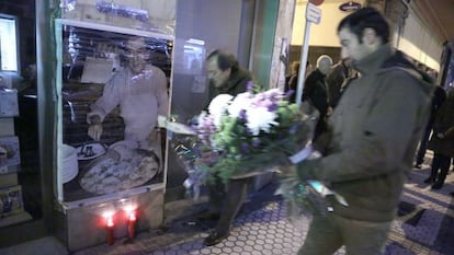 Ofrenda floral celebrada en San Sebastián en el aniversario del asesinato de Ramón Díaz.