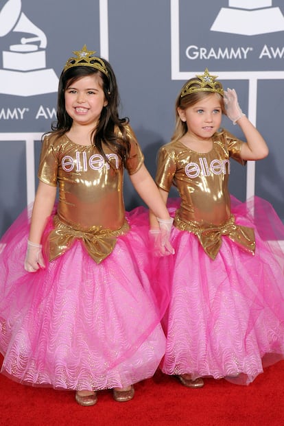 Podrían ser las terroríficas niñas de El Resplandor pero no, son Sophia Grace y Rosie, dos mini estrellas británicas de la televisión que se pasean por todos los shows mostrando lo monas que son. En este caso, han venido enviadas por Ellen DeGeneres. Estas crías, ¿no deberían estar acostadas?