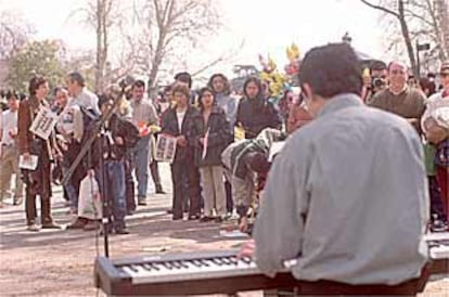 Un grupo de inmigrantes latinoamericanos y del este de Europa, ayer, protestan contra la Ley de Extranjería en el parque del Retiro.