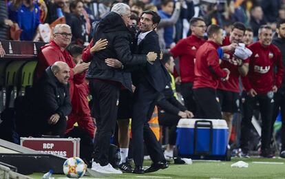 Marcelino, rodeado de su equipo de ayudantes en el partido de Copa contra el Betis en Mestalla.