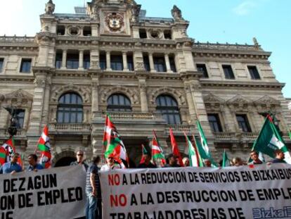 Los trabajadores de Bizkaibus frente a la sede de Diputación.