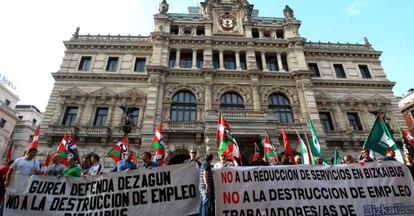 Los trabajadores de Bizkaibus frente a la sede de Diputación.