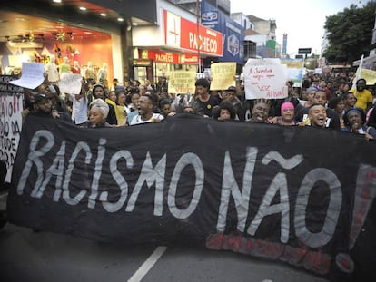 Manifestantes protestam contra a morte de jovens negros por PMs em 2015.