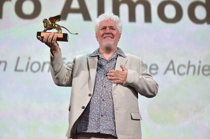 Pedro Almodóvar amb el Lleó d'Or a la seva trajectòria.