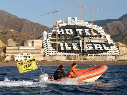 Acci&oacute;n de Greenpeace en 2014 para pintar de negro el hotel El Algarrobico.