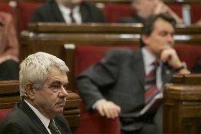 Maragall y Mas, durante el breve pleno del Parlamento tras ser retirada la moción.