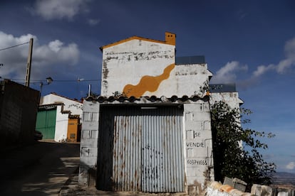 En un paseo junto a Mircea Candea, el alguacil del pueblo, se ven varios carteles de "se vende". Cuenta que en el edificio que se ve en la foto hay casas alquiladas. En una de las calles, muestra una hilera de viviendas vacías. Serán una quincena. 