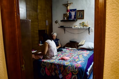 Pinzón ha tenido que compaginar lo complicado de su labor como activista con su vida persona. En la imagen, acompañado de su abuelo, con quien ha formado una familia y se ha convertido en su cuidador principal. 