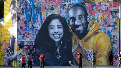 Un grupo de personas fotografía un moral en homenaje a Gianna y Kobe Bryant, en Los Angeles (EE UU), el pasado enero.