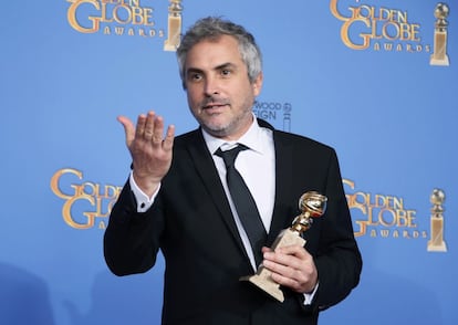 Alfonso Cuarón con su Globo de Oro a mejor director por 'Gravity'. Este ha sido el único premio que se ha llevado esta epopeya espacial, que partía como una de las favoritas.