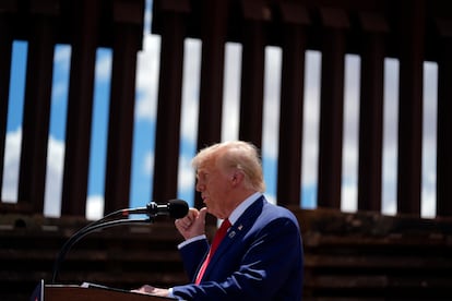 Trump durante una visita a la frontera con México, en agosto de 2024.