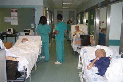 Las camas con enfermos, en los pasillos del hospital 12 de Octubre.