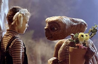 Drew Barrymore y E.T., en una escena de la película.