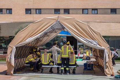 Operación de desinfección de la residencia geriatrica Ca n’Amell, en Premià de Mar, el mes pasado.