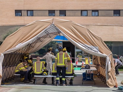 Operación de desinfección de la residencia geriatrica Ca n’Amell, en Premià de Mar, el mes pasado.