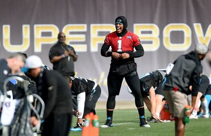 Cam Newton se entrena con los Carolina Panthers.