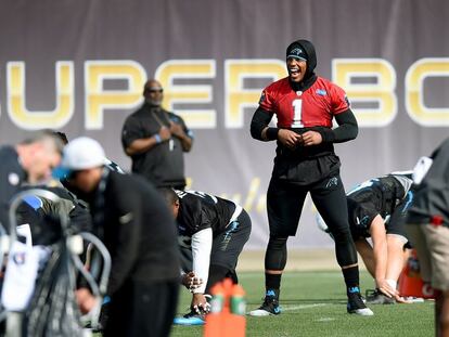 Cam Newton se entrena con los Carolina Panthers.