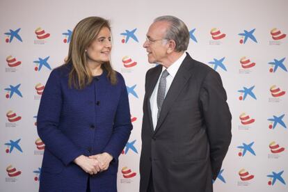 La ministra de Empleo, Fátima Báñez, y el presidente de CaixaBank, Isidre Fainé.