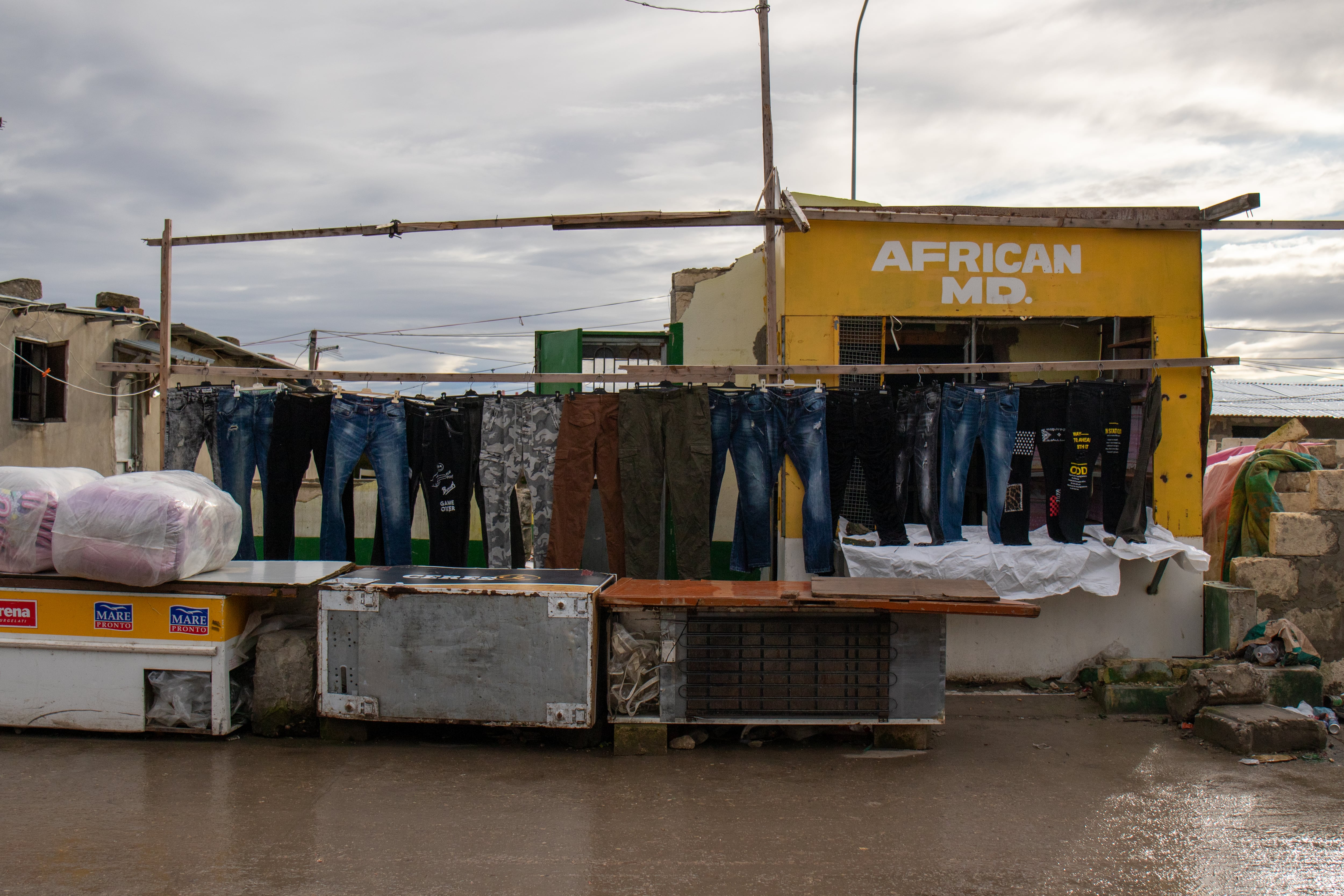 Una tienda de ropa en el asentamiento ilegal de Borgo Mezzanone.