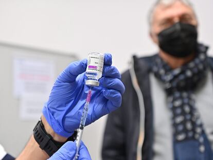 Un vial de la vacuna de AstraZeneca en un hospital de Turín (Italia), el pasado febrero.