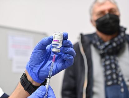 Un vial de la vacuna de AstraZeneca en un hospital de Turín (Italia), el pasado febrero.