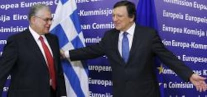 El presidente de la Comisión Europea, José Manuel Durao Barroso (d), da la bienvenida al primer ministro griego, Lukas Papadimos (i), antes de la reunión que mantuvieron hoy miércoles 29 de febrero de 2012 en Bruselas, para apoyar la manera de apoyar las reformas y maximizar el impacto de los fondos de la UE para que Grecia vuelva al crecimiento.